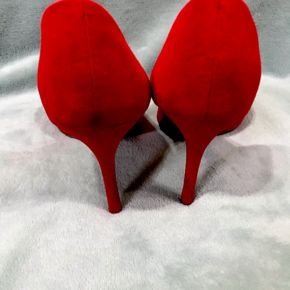 RED and Gorgeous - Picture 3 of 9